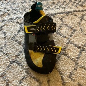 Single right shoe- La sportiva vapor v 41.5